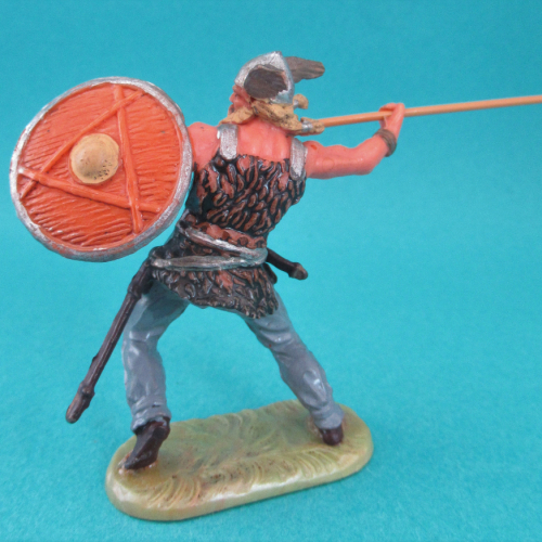 8502  Viking avec bouclier lançant une lance (III).